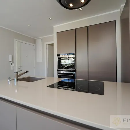Riviera Five Stars Holiday House Апартаменты *